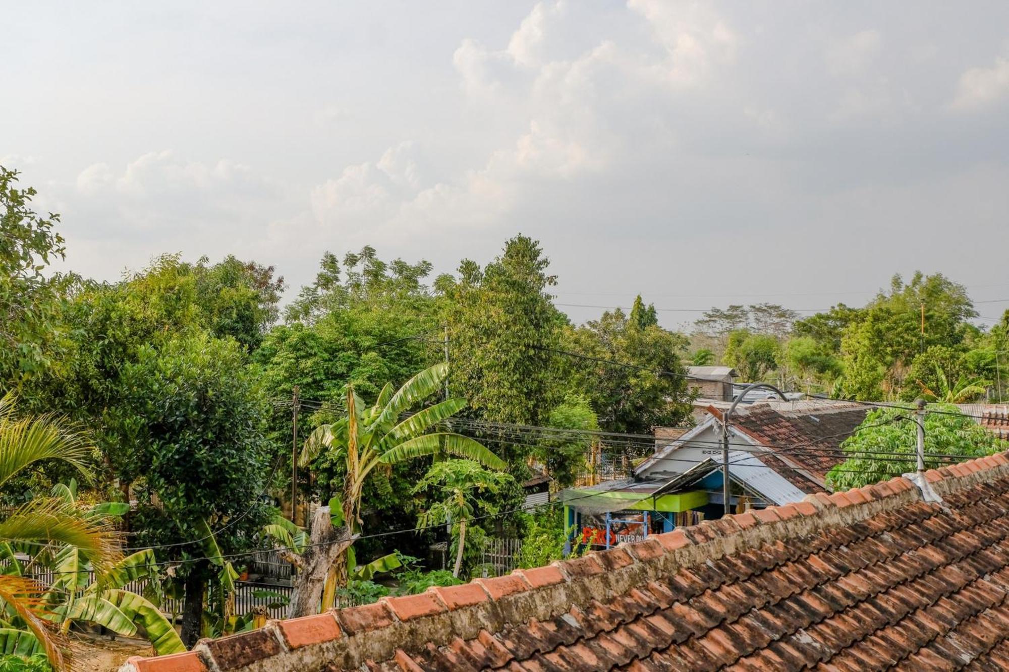 Oyo 1784 Hj. Aniek Residence Madiun Ngoại thất bức ảnh