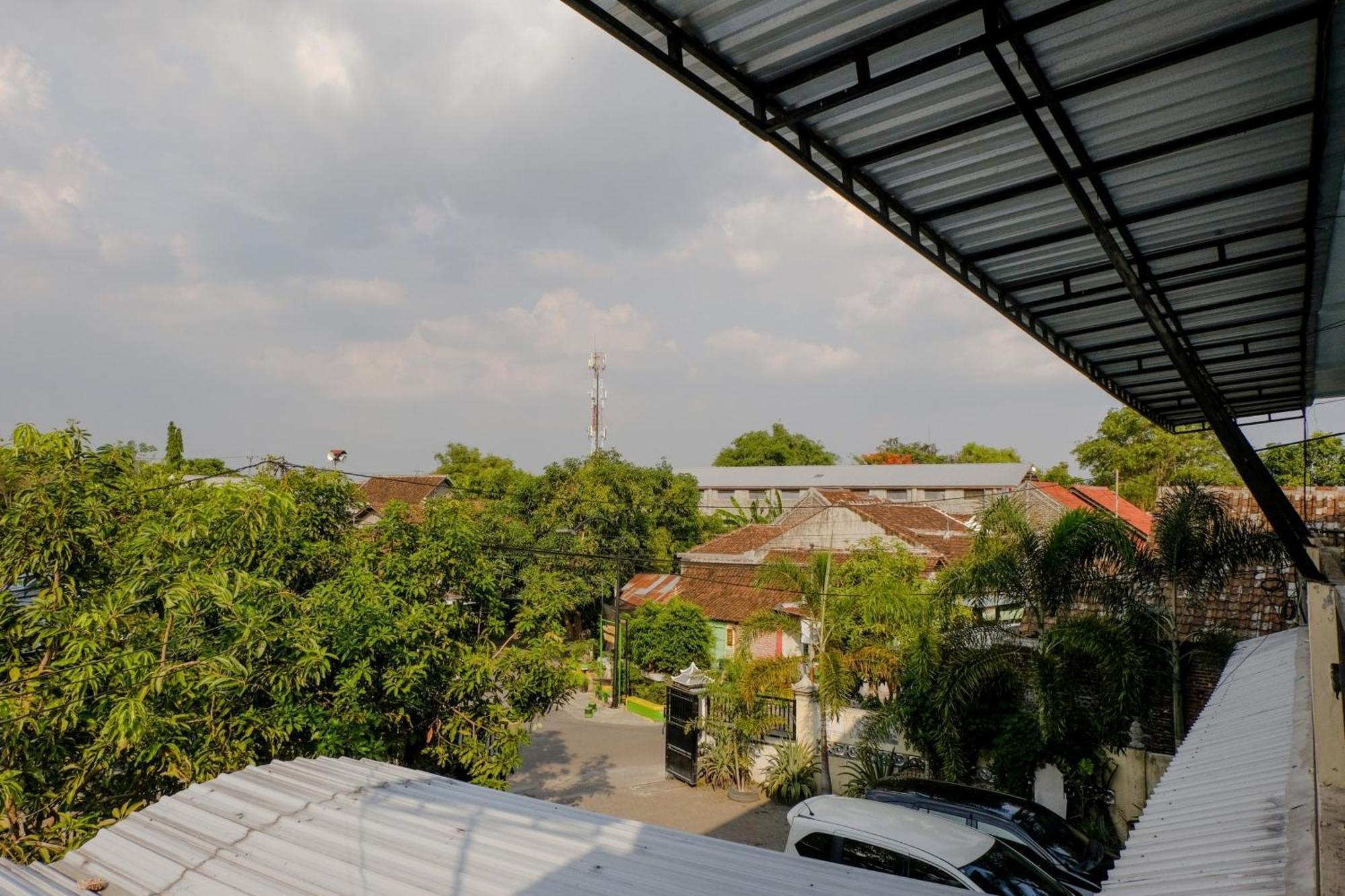 Oyo 1784 Hj. Aniek Residence Madiun Ngoại thất bức ảnh