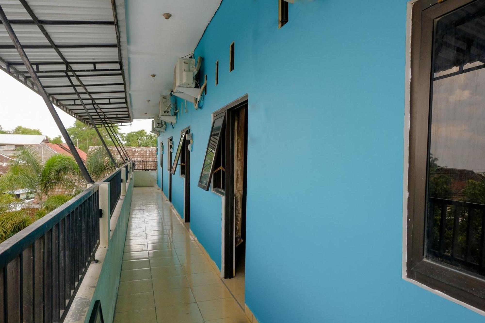 Oyo 1784 Hj. Aniek Residence Madiun Ngoại thất bức ảnh